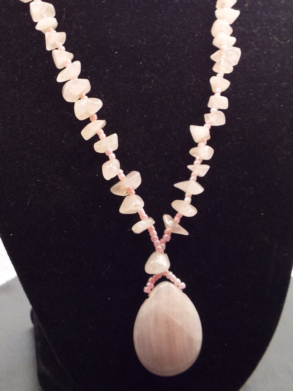 ROSE QUARTZ STONE CHIPS AND TEARDROP PENDANT NECKLACE M